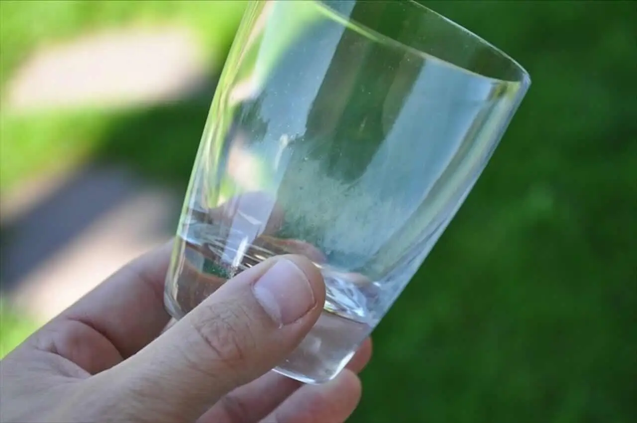 Come togliere le macchie di calcare dai bicchieri? Il trucco che li rende brillanti