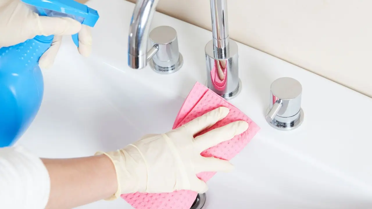 Come igienizzare i sanitari senza usare candeggina? Il rimedio che funziona davvero