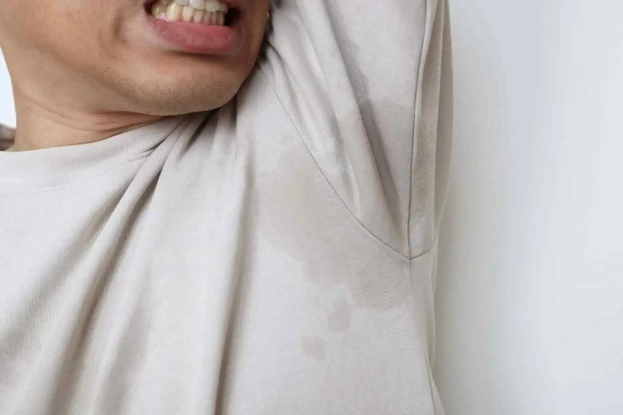 Come togliere le macchie di sudore dai vestiti? Il metodo definitivo